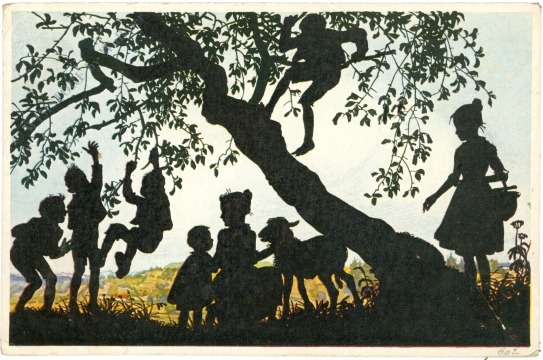kinder spielen im baum