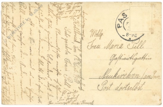 namenstag: bub überreicht dame einen blumenstrauß