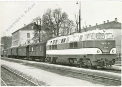 prototyplokomotive lde 1450 der simmering graz pauker mit personenzug in bruck an der leitha