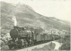 lokomotive mav mallet type 601 mit einem güterzug auf der fahrt durch den karst