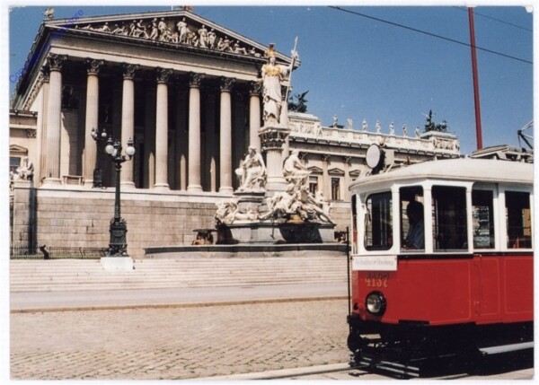 Stadtrundfahrtenwagen 4137 vor dem Parlament