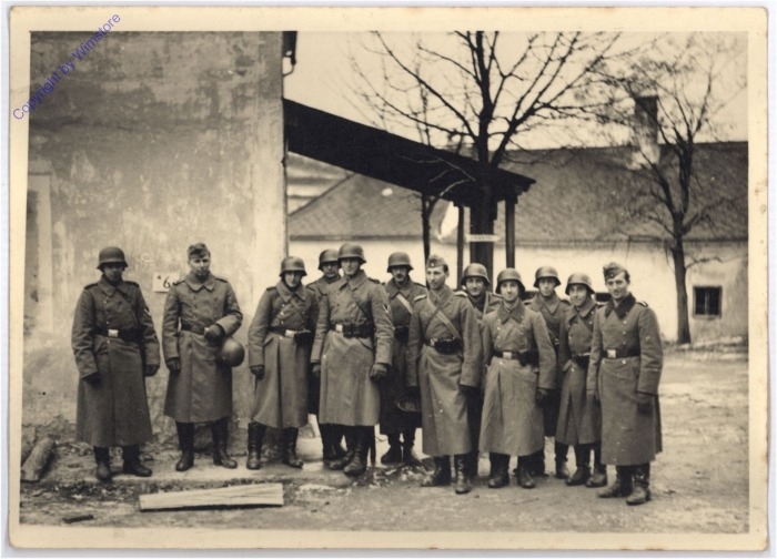Soldaten vor der Behausung