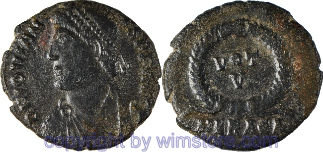 Jovianus 363 - 364, Heraclea, AE Mittelbronze, 19,2 mm, 3,29 g, D N IOVIANVS P F AVG // Kranz mit Inschrift / HERACA, -ss