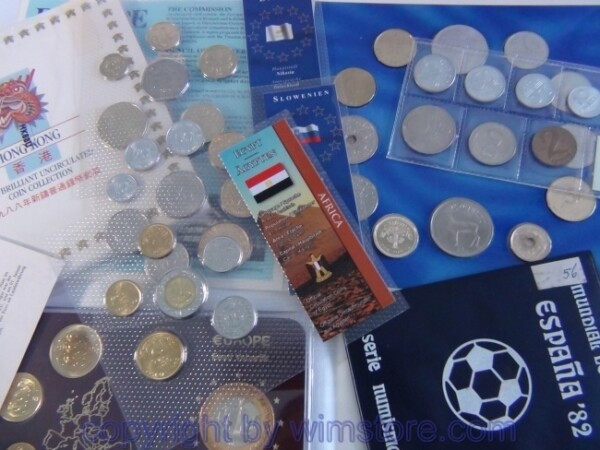 Lot: 8 Münzsätze, Ägypten, Estland, Europa (12 verschiedene), Hong Kong, Slowenien, Spanien, Ungarn, Zypern; Erhaltungen in BU, st und -st